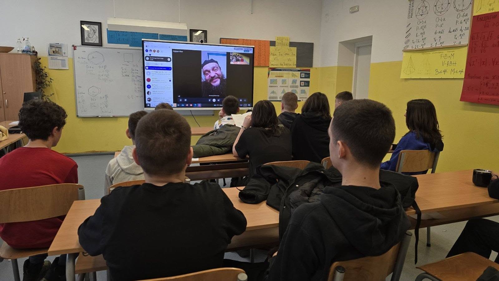 Мисија, вера и хуманост – ученици у разговору са оцем Макаријем из Африке